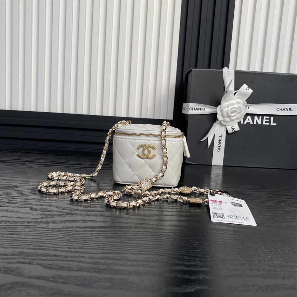 The Chanel 24K mini makeup bag AP4302 embossed rhinestone chain is super luxurious made of highquality sheepskin material with excellent glossiness