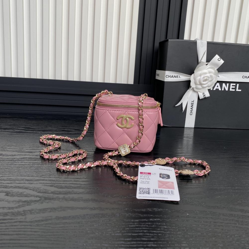 The Chanel 24K mini makeup bag AP4302 embossed rhinestone chain is super luxurious made of highquality sheepskin material with excellent glossiness