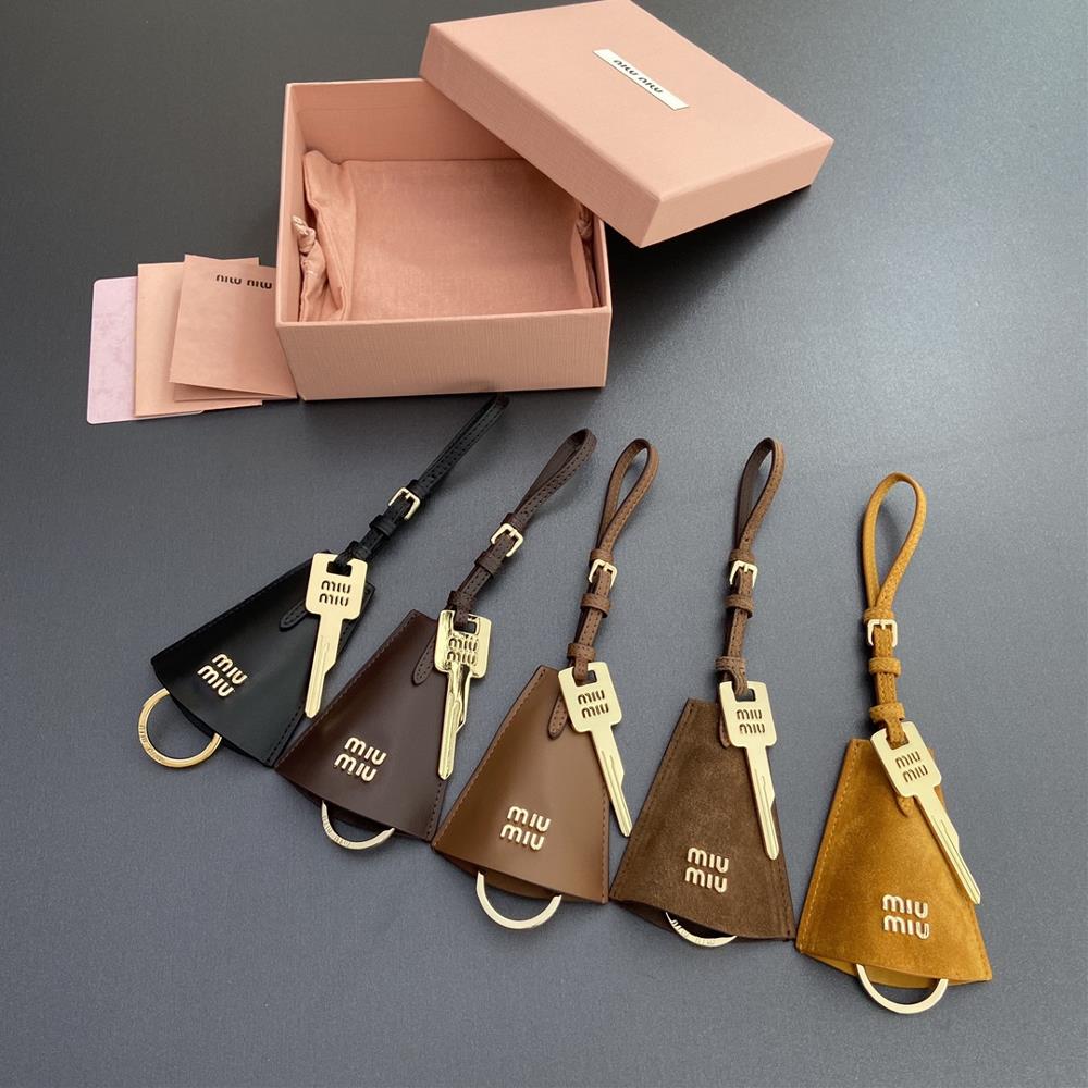 Premium hardware original leather 210 imported cowhide key ring decorationThis leather pendant features a contrast in color and texture incorporating