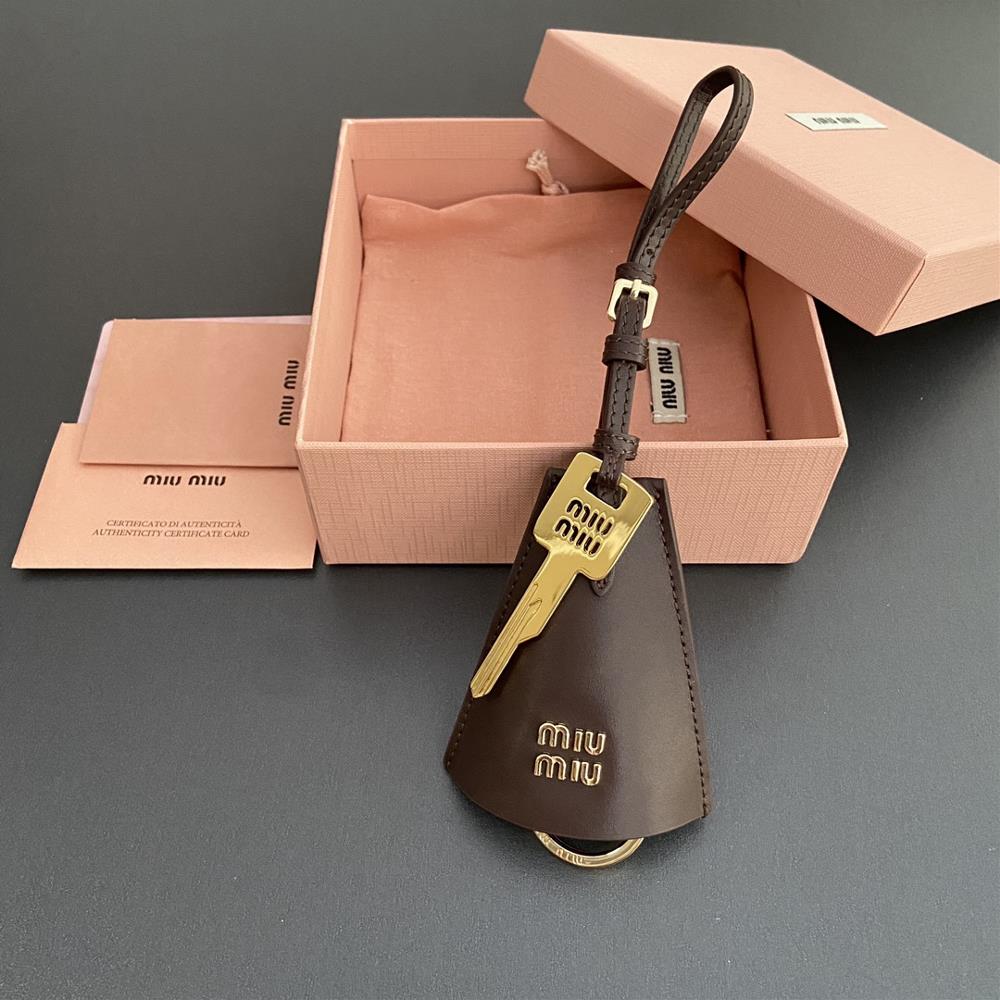 Premium hardware original leather 210 imported cowhide key ring pendant in Shinan wood colorThis cowhide pendant features a contrast in color and text