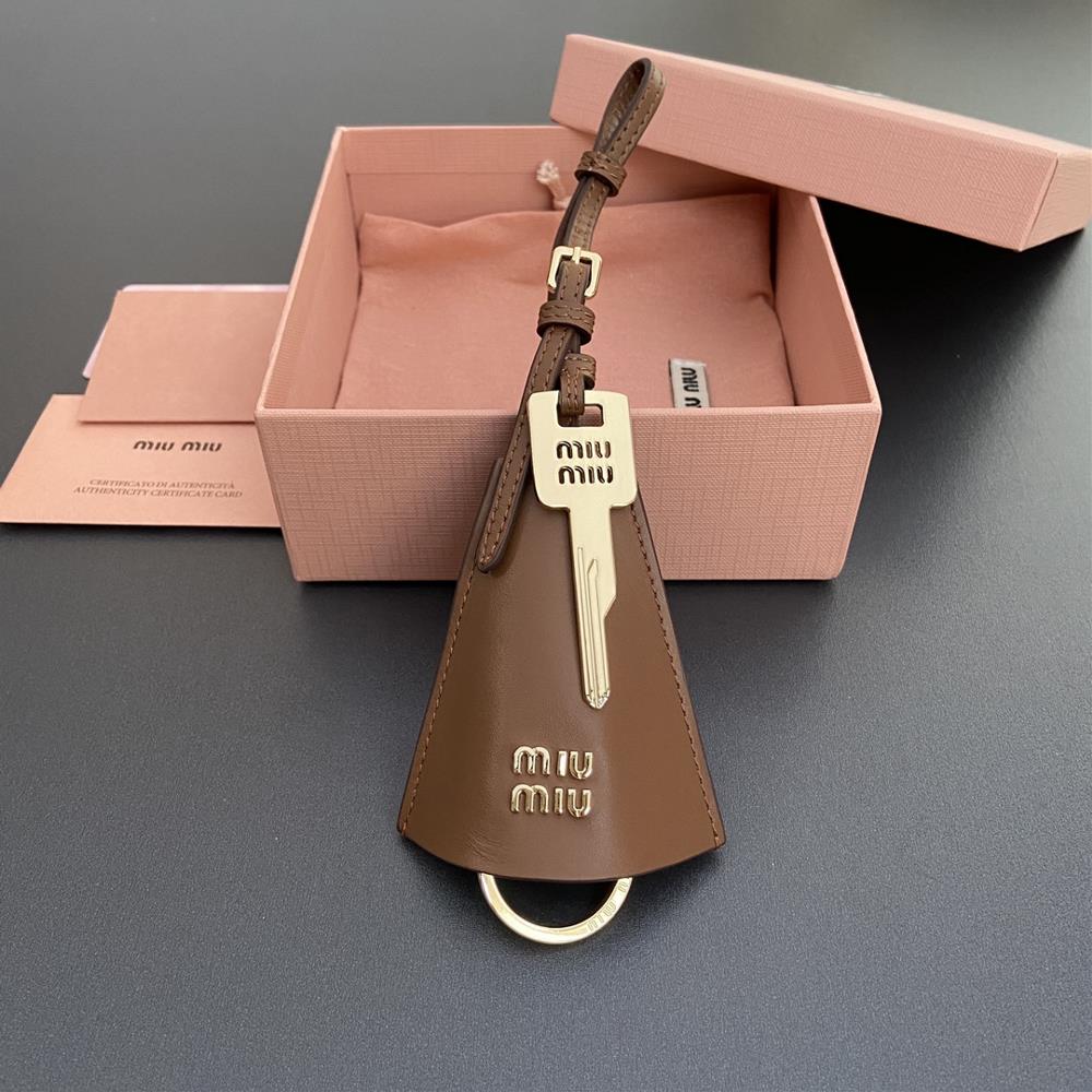 Premium hardware original leather 210 imported cowhide key ring pendant brownThis cowhide pendant features a contrast in color and texture incorporat