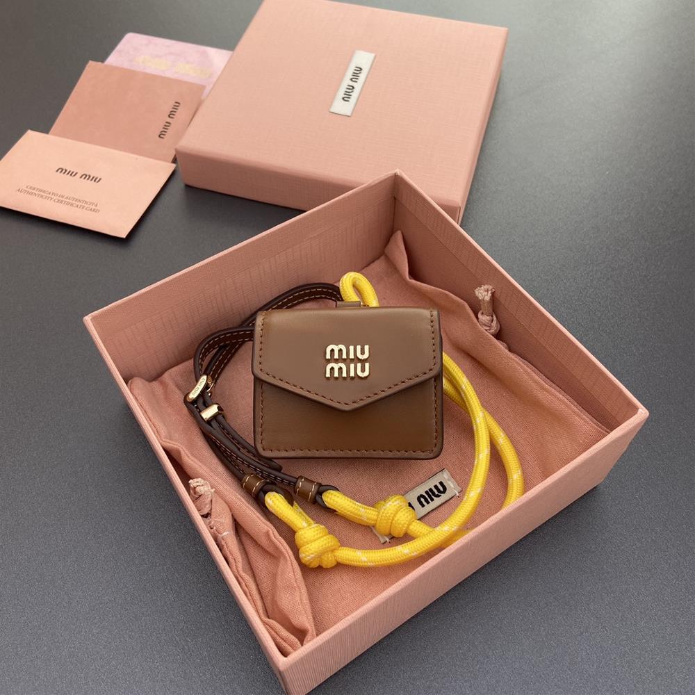 Premium hardware original leather 280 brown with imported cowhide leather in yellow rope and metal pendant with mini bagThis small hanging bag can ho