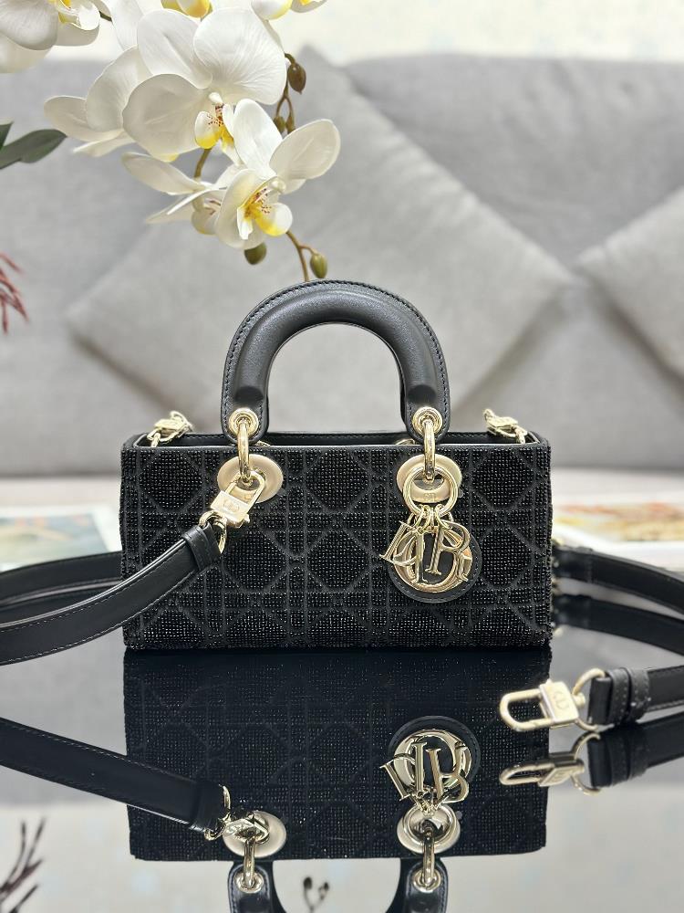 The Lady DJoy 22 horizontal grid embroidered bead tube with lamb tendon lining highlights the minimalist aesthetic of the Lady Dior collection embody