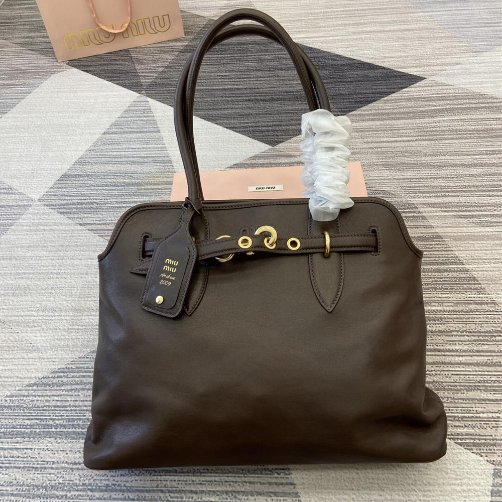 0 Comes with a complete set of counter packaging original Miu womens Nappa sheepskin handbag inspired by collectors design The structure has been