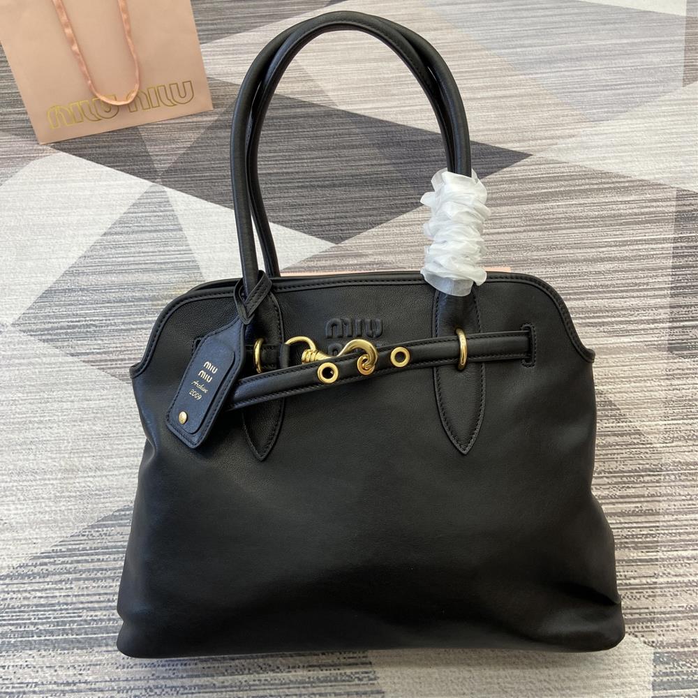 0 Comes with a complete set of counter packaging original Miu womens Nappa sheepskin handbag inspired by collectors design The structure has been