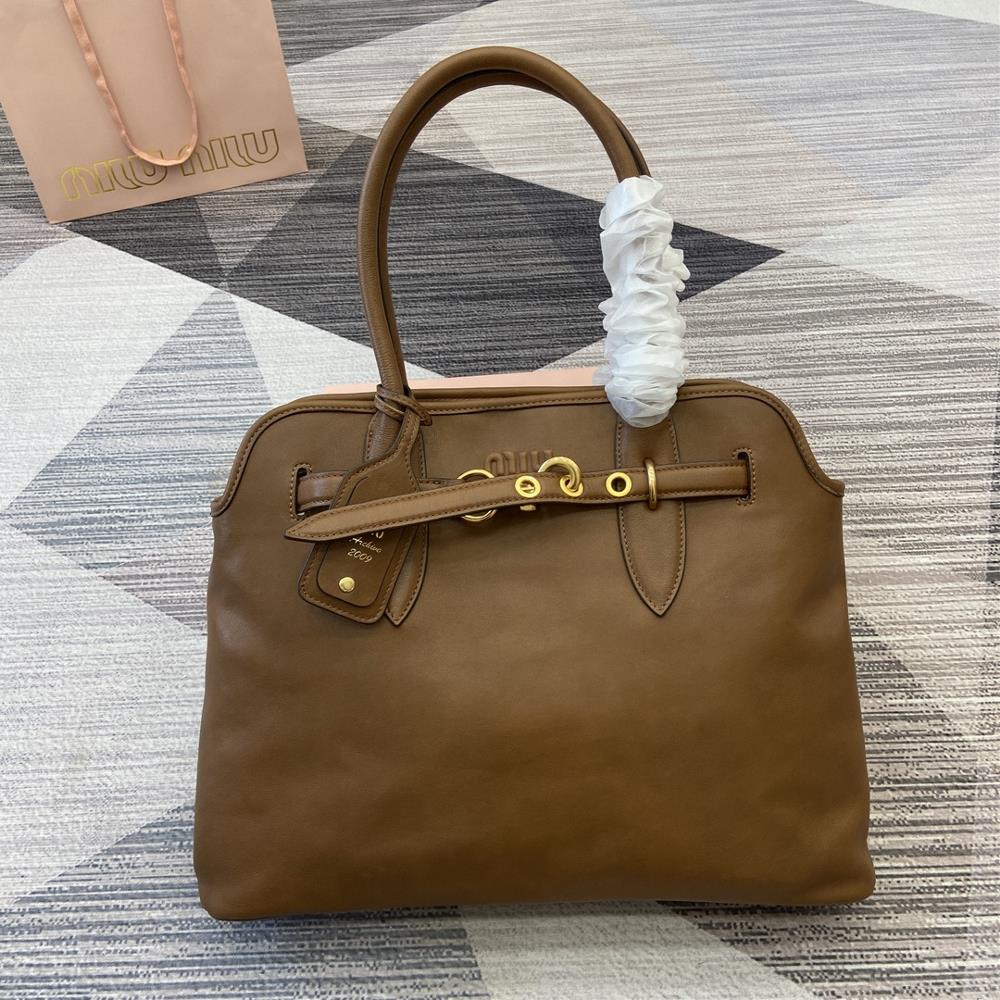 0 Comes with a complete set of counter packaging original Miu womens Nappa sheepskin handbag inspired by collectors design The structure has been