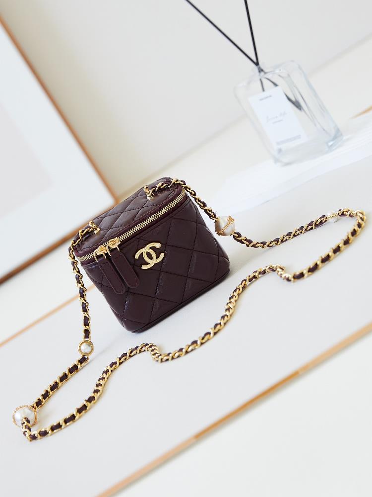 The 24K pearl makeup bag is super luxurious made of highquality sheepskin material with excellent glossiness and hand feel Whats even more attract