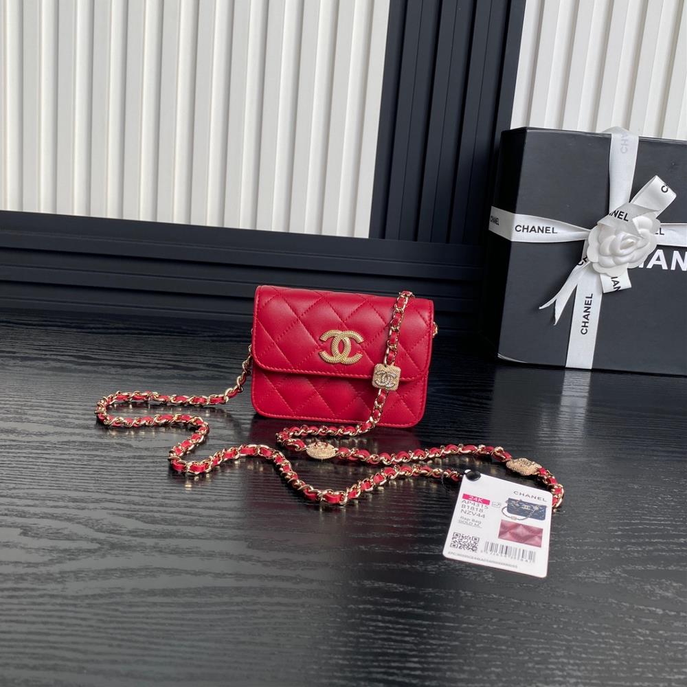 The Chanel 24K small waste bag AP4315 embossed rhinestone chain is super luxurious made of highquality sheepskin material with excellent glossiness