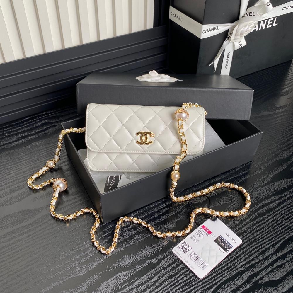 The Chanel 24K Organ Pack Pearl AP4284 is super luxurious made of highquality sheepskin material with excellent glossiness and hand feel Whats eve