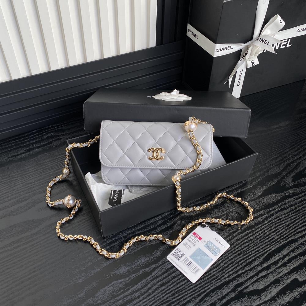 The Chanel 24K Organ Pack Pearl AP4284 is super luxurious made of highquality sheepskin material with excellent glossiness and hand feel Whats eve