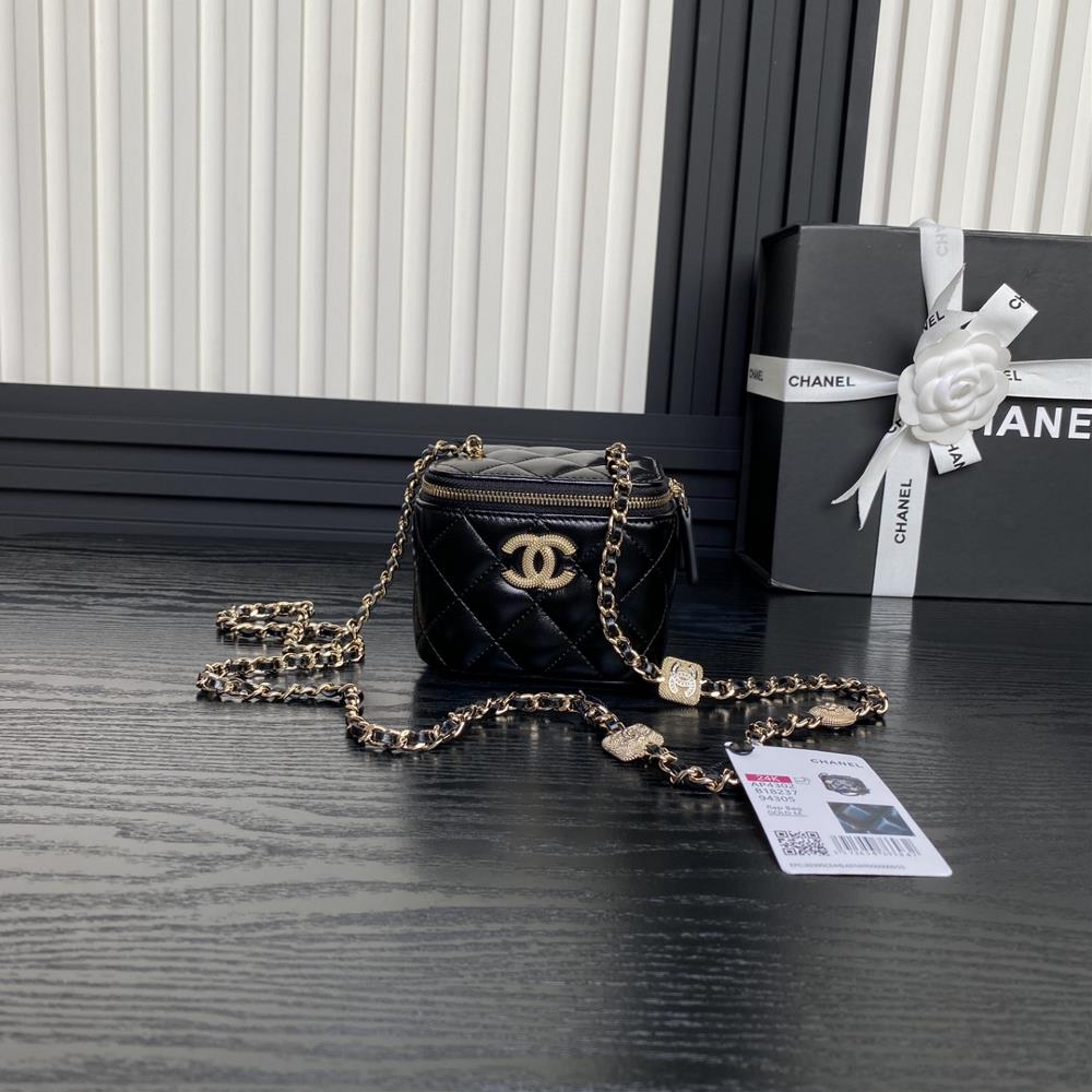 The Chanel 24K mini makeup bag AP4302 embossed rhinestone chain is super luxurious made of highquality sheepskin material with excellent glossiness