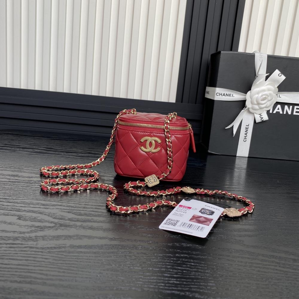 The Chanel 24K mini makeup bag AP4302 embossed rhinestone chain is super luxurious made of highquality sheepskin material with excellent glossiness