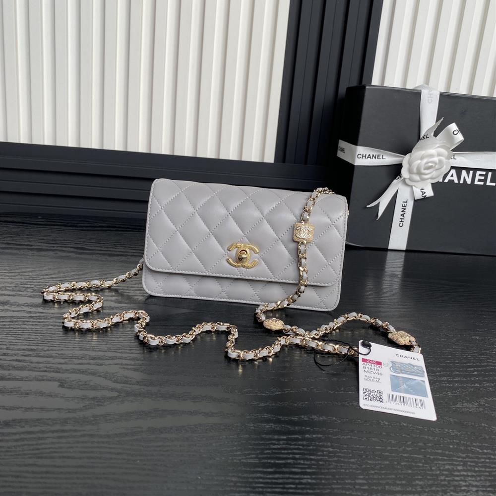 The Chanel 24K organ bag AP4300 embossed rhinestone chain is super luxurious made of highquality sheepskin material with excellent glossiness and ha