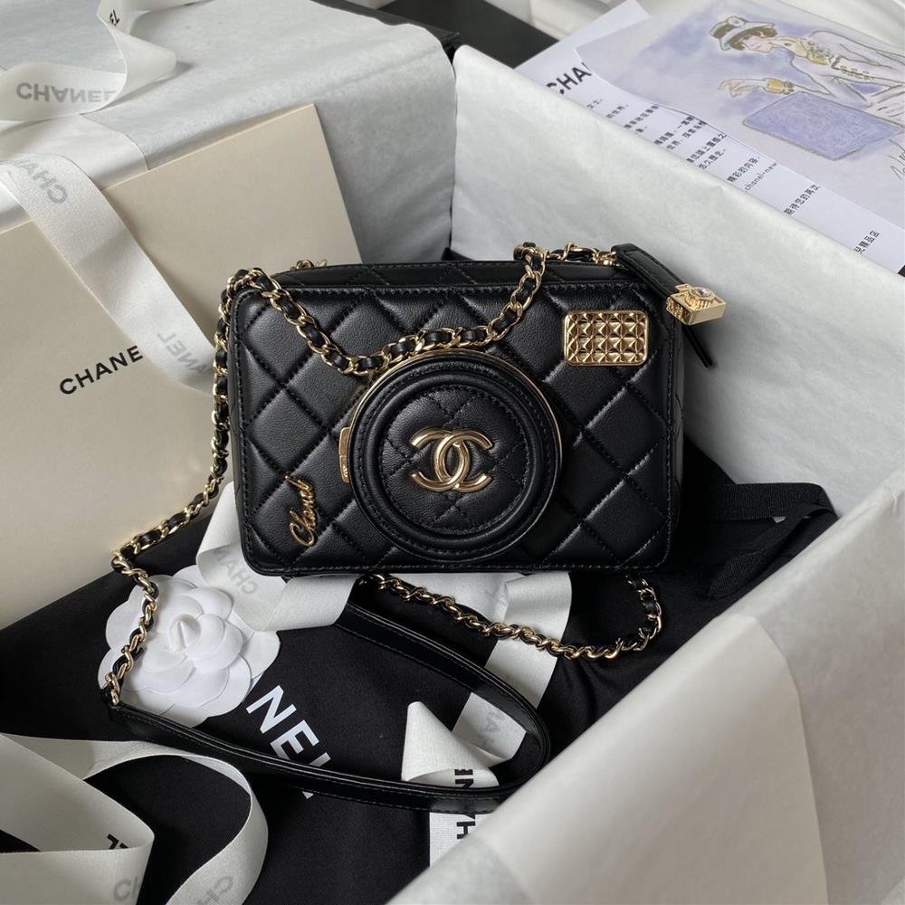 The Chanel 24s camera bag AS4817 which everyone is drunk on has exquisite details The metal lens cover can be opened to make the overall look more