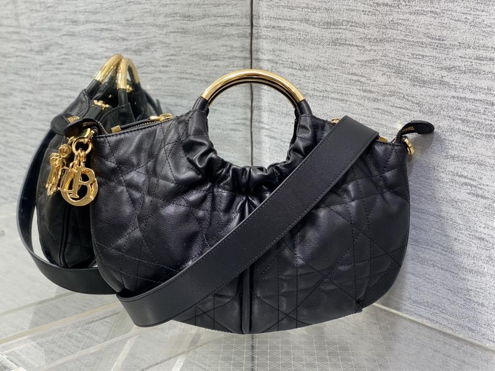 goods in stockDior 2025 New Dumpling Bun This unpopular bag unexpectedly looks good Dior Dumpling Bun is said to be the latest model very retro The