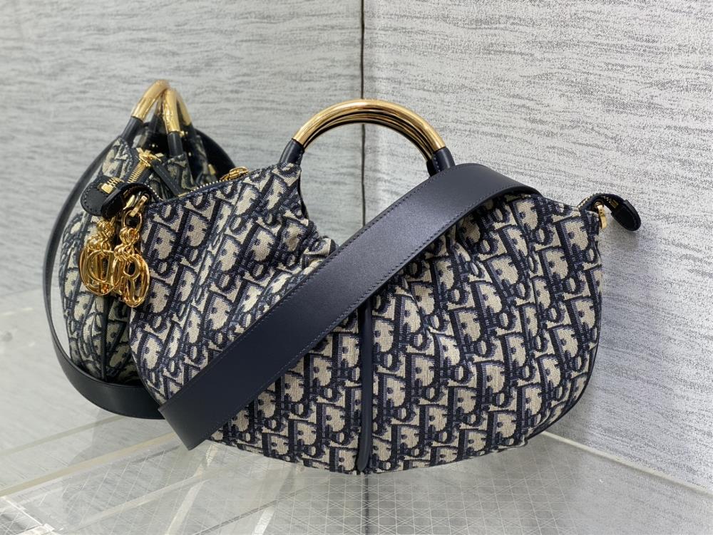 goods in stockDior 2025 New Dumpling Bun This unpopular bag unexpectedly looks good Dior Dumpling Bun is said to be the latest model very retro The