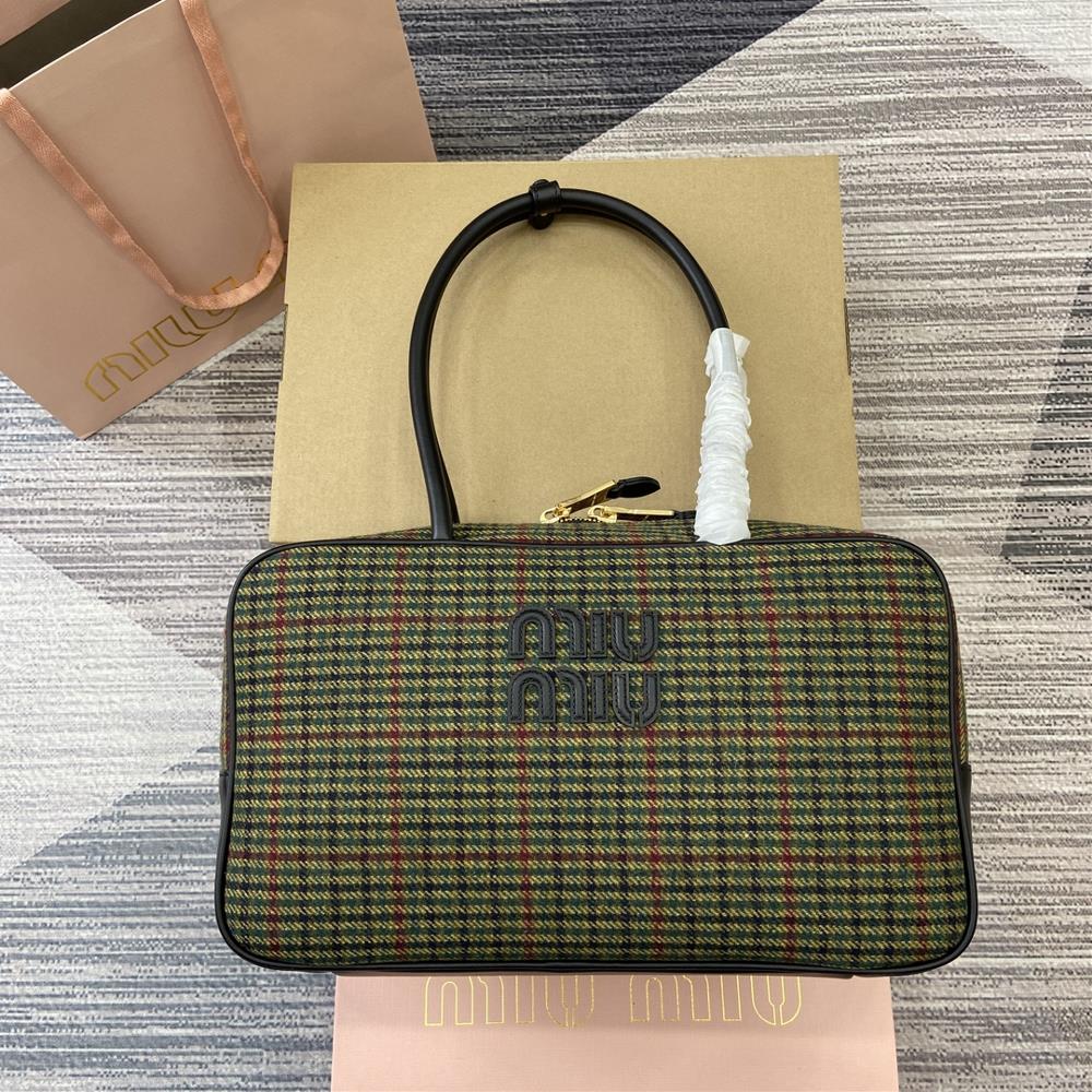 Equipped with a complete set of packaging MIU MIUs original wool Qianniao style briefcase seamlessly blends fashion and classic elements making it