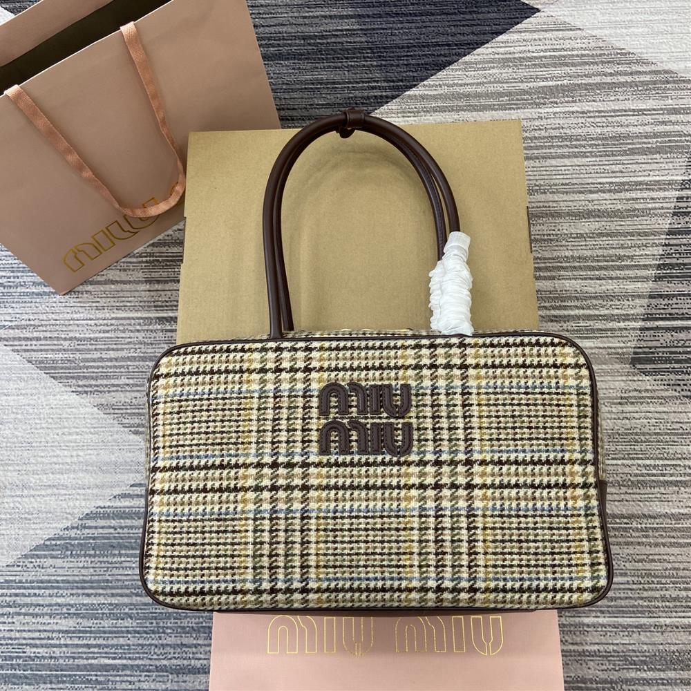 Equipped with a complete set of packaging MIU MIUs original wool Qianniao style briefcase seamlessly blends fashion and classic elements making it