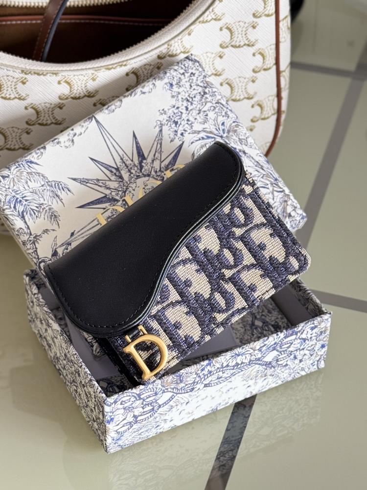 Dior special fabric paired with leather and color matching D familys new saddle small card bag is shipped in a small size which can hold more than