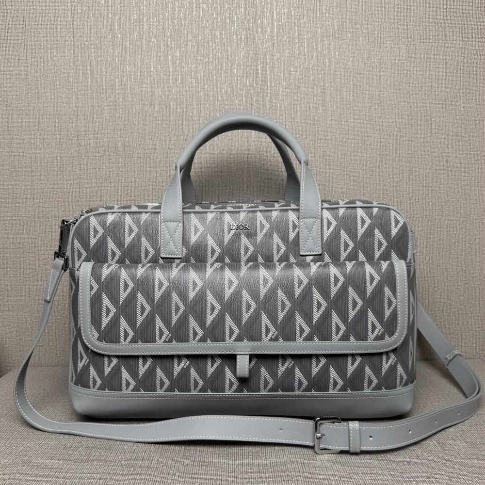 Upgraded version photo 9943 This Dior Hit The Road pet bag is a new product of the season adorned with a highend style classic logo Crafted with D