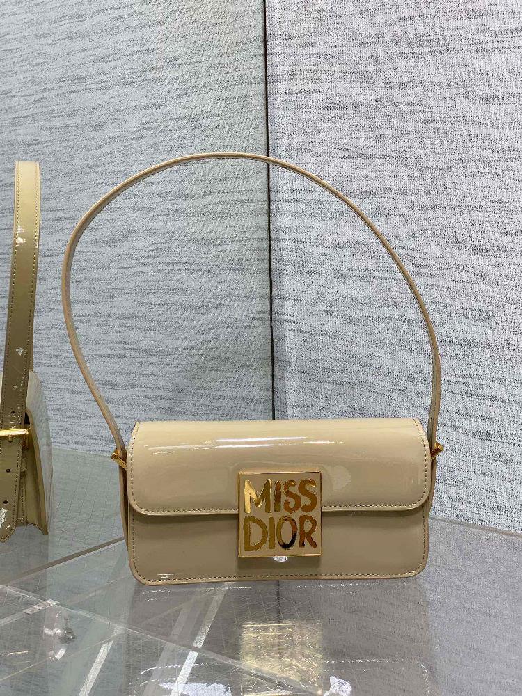 Miss Dior Flip up HandbagThis Miss Dio r flip up handbag made a brand new appearance at the Dior 2024 autumnwinter ready to wear collection reinte