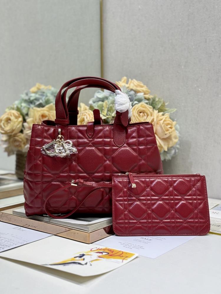 Dior Toujours Handbag Wine Red MediumThis Dior Toujours handbag made a brilliant debut in the 2023 SpringSummer collection with a unique and practic