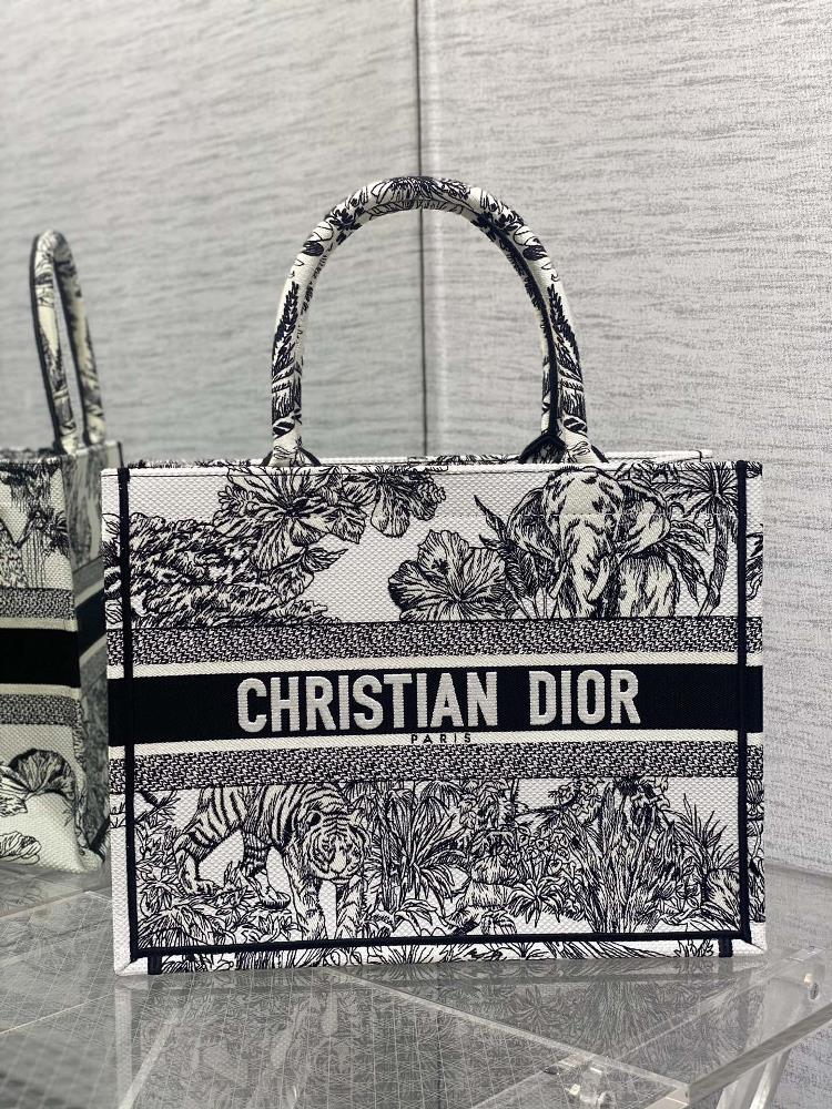 Medium whiteTotes latest spring and summer collection features highend jungle tiger patterns simple color blocking exquisite embroidery iconic le