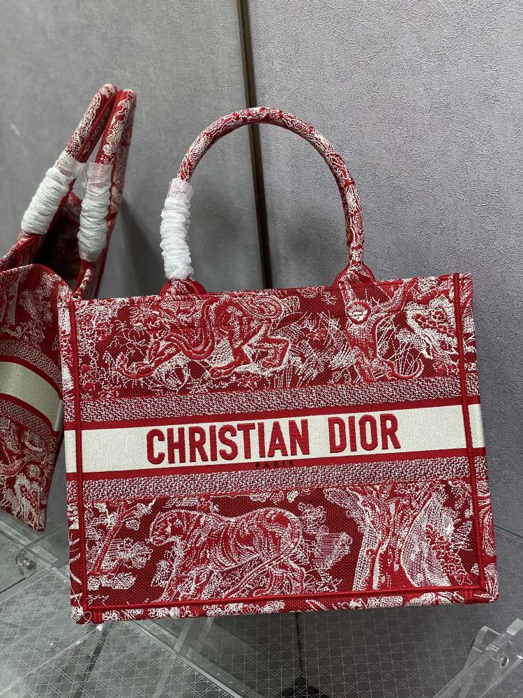 Tote Small SpotTote Tiger Embroiderys latest fairy color scheme cherry red which is the hottest color in summer has completely captivated me The