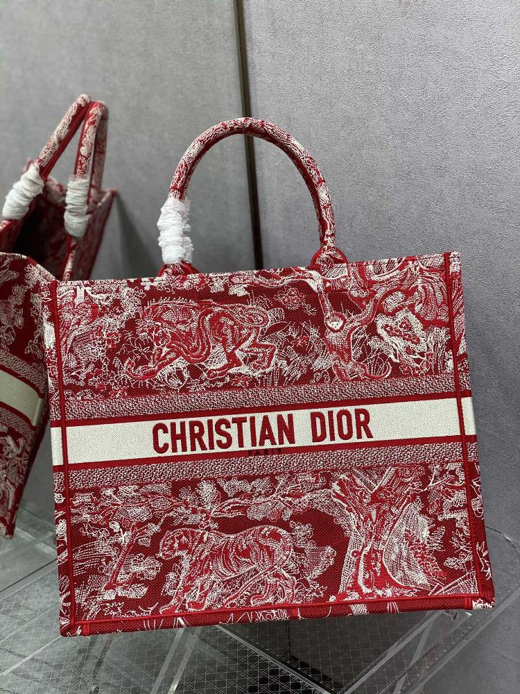 Tote large spotThe latest color scheme of Tote tiger embroidery highend red and white color matching exquisite tiger jungle embroidery retro graph