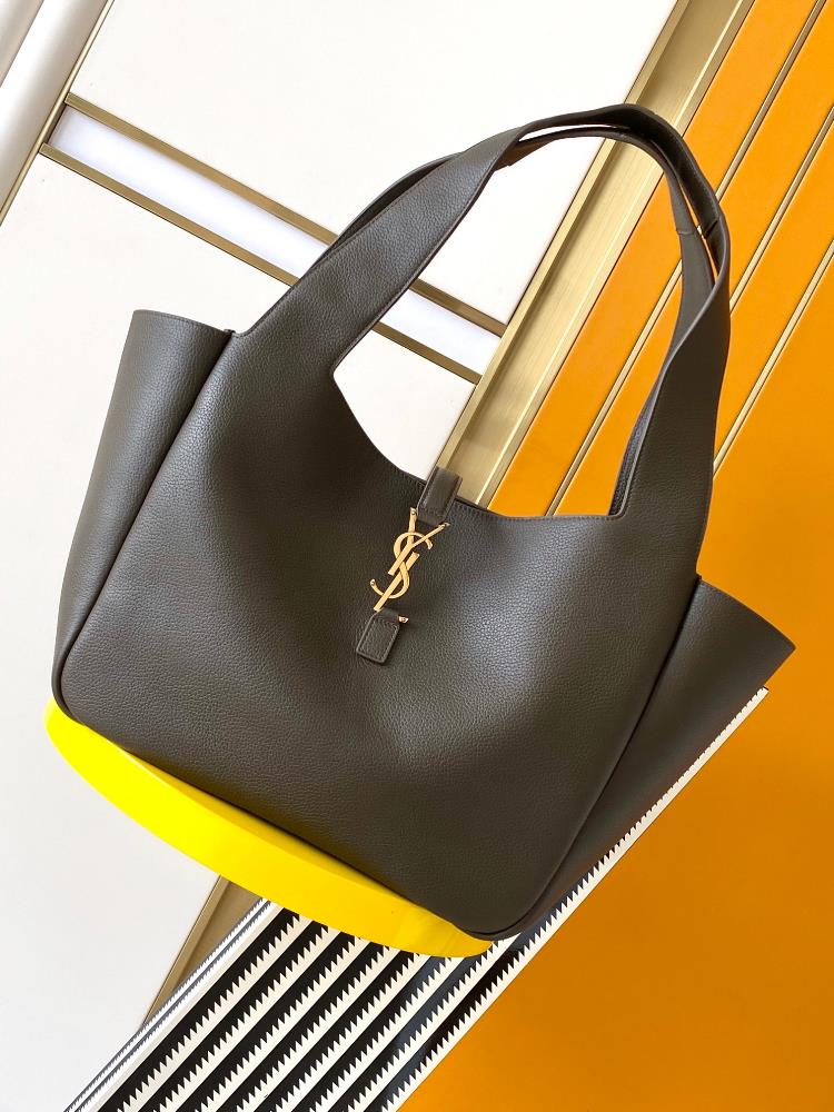 The original factory leather new BEA handbag horizontal tote bag with a shrink designThe space is very spacious and practical paired with the same