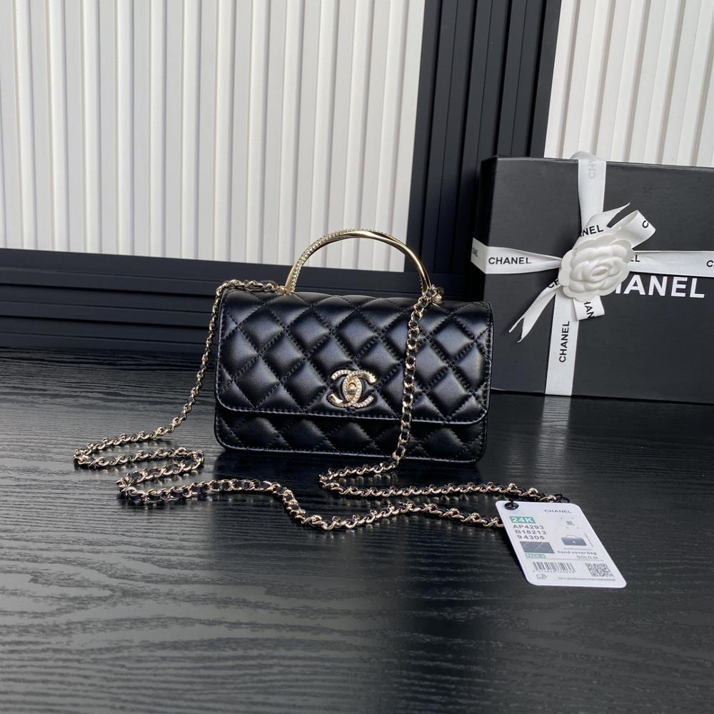 The Chanel 24k rhinestone handle organ bag AP4293 is really beautiful I fell in love with the handle design as soon as I saw it The exquisite design