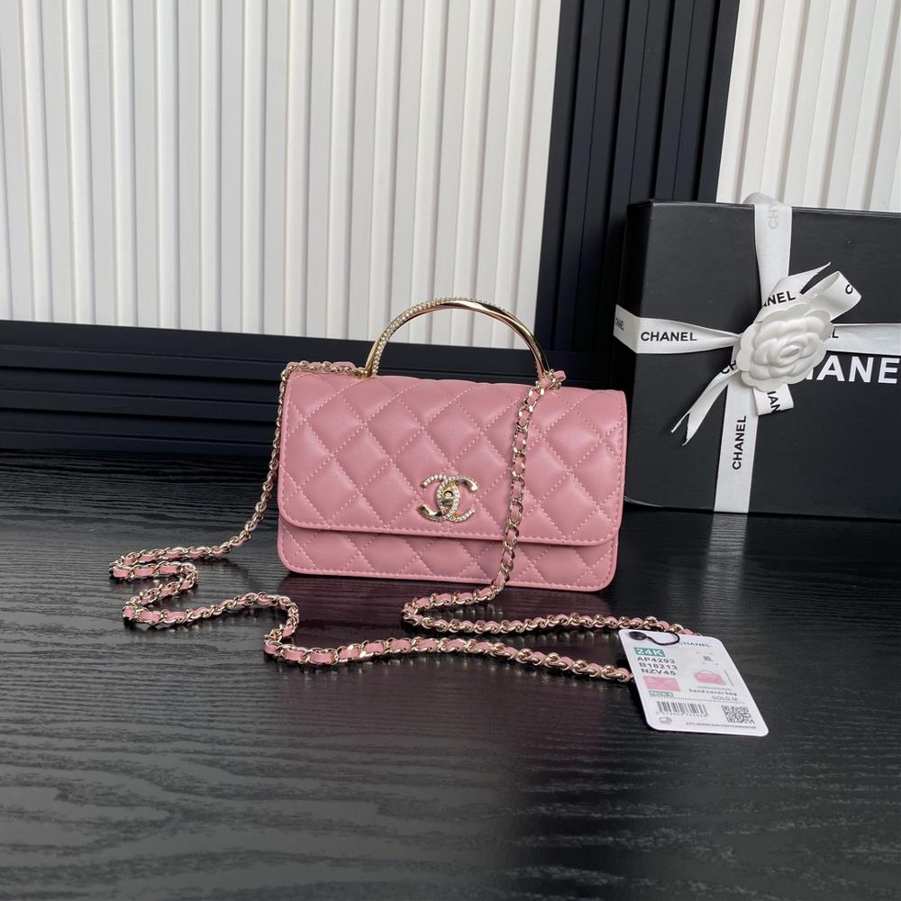 The Chanel 24k rhinestone handle organ bag AP4293 is really beautiful I fell in love with the handle design as soon as I saw it The exquisite design