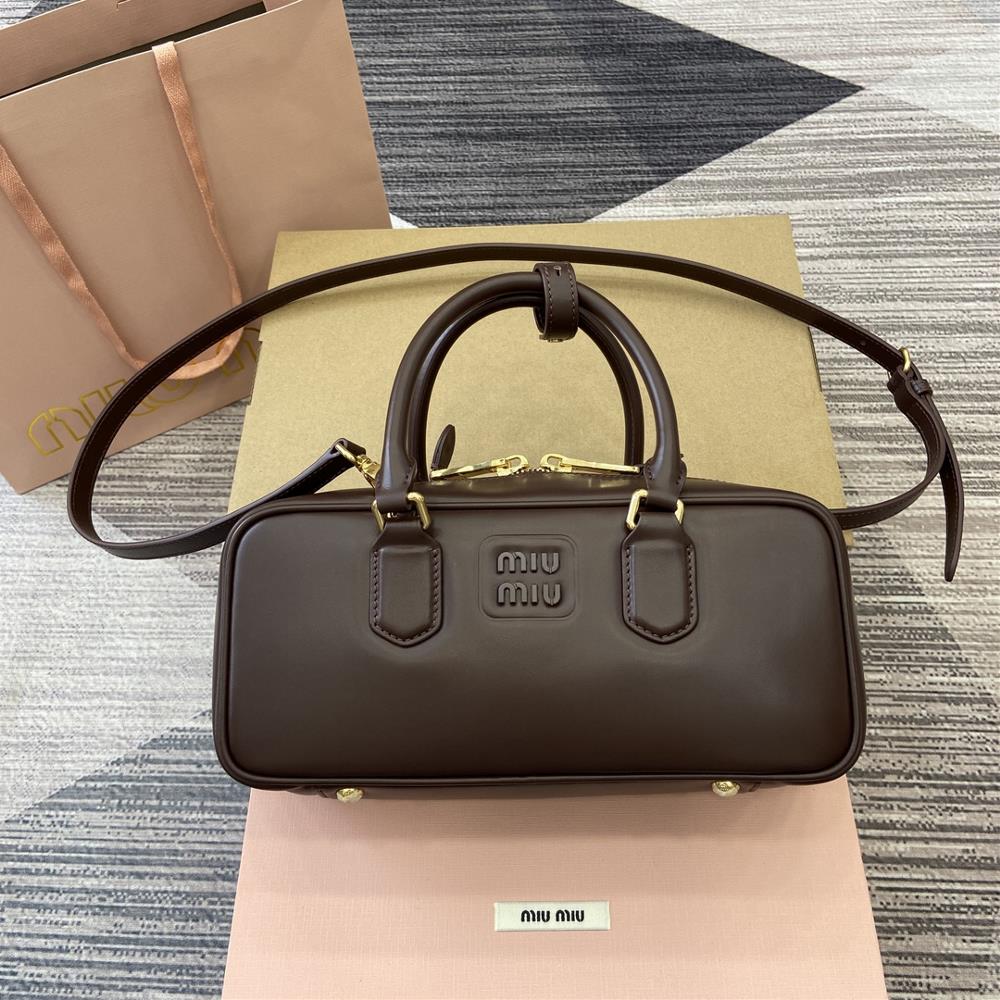 Comes with a full set of packaging Arcadie cowhide medium size 27cm bowling bag crossbody bag cognac colored cowhideThis Arcadia handbag embodies