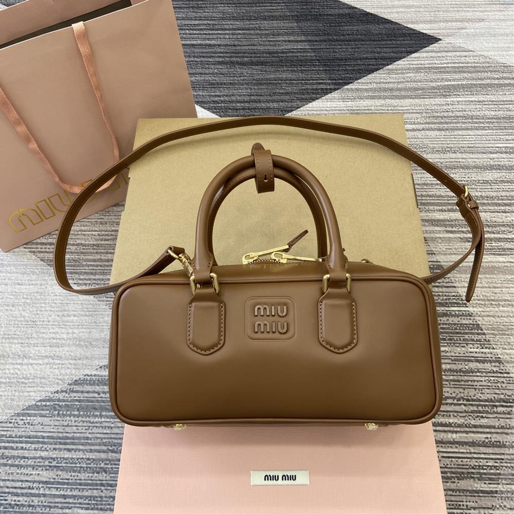 Comes with a full set of packaging Arcadie cowhide medium size 27cm bowling bag crossbody bag cognac colored cowhideThis Arcadia handbag embodies