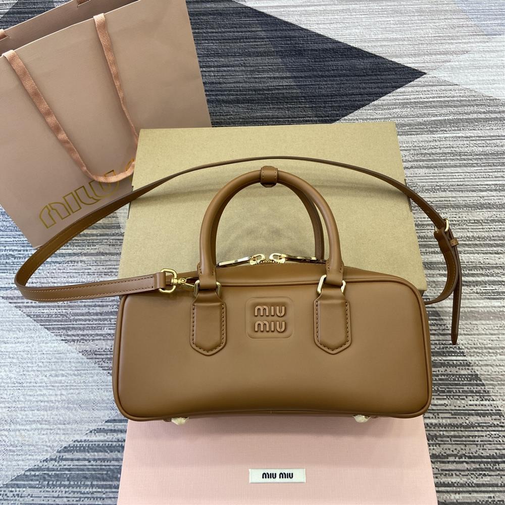 Comes with a full set of packaging Arcadie cowhide medium size 27cm bowling bag crossbody bag cognac colored cowhideThis Arcadia handbag embodies