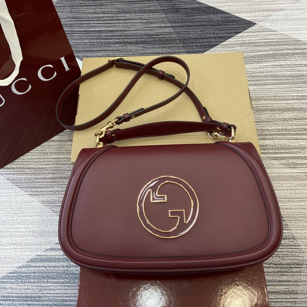 Comes with a complete set of counter packaging GG Blondie series mediumsized handbagsThe new Gucci Blondie handbag collection is adorned with the bra