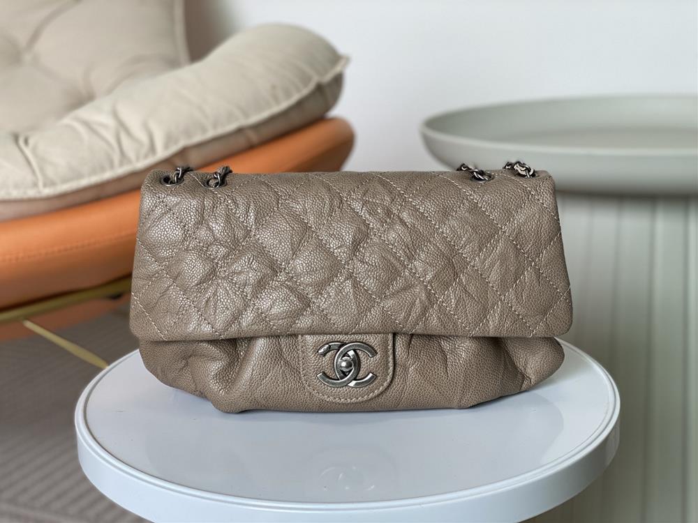 A2223 Chanel Cloud Vintage Airport Bag cool caviar leather full of atmosphere The cloud like bag shape is a bit playful and the vintage texture