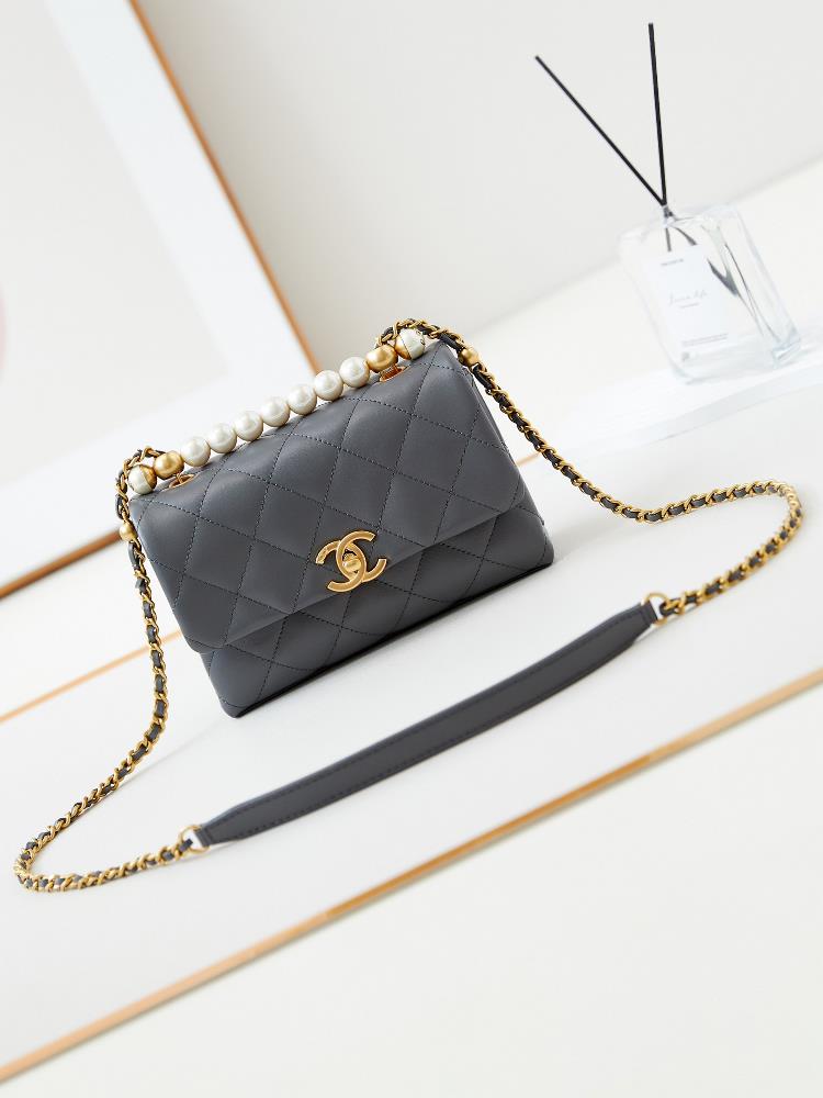 24A season pearl bag in Paris hot and steaming latest season pearl bag heartIts really a bag that falls in love at first sight The pearl decoratio