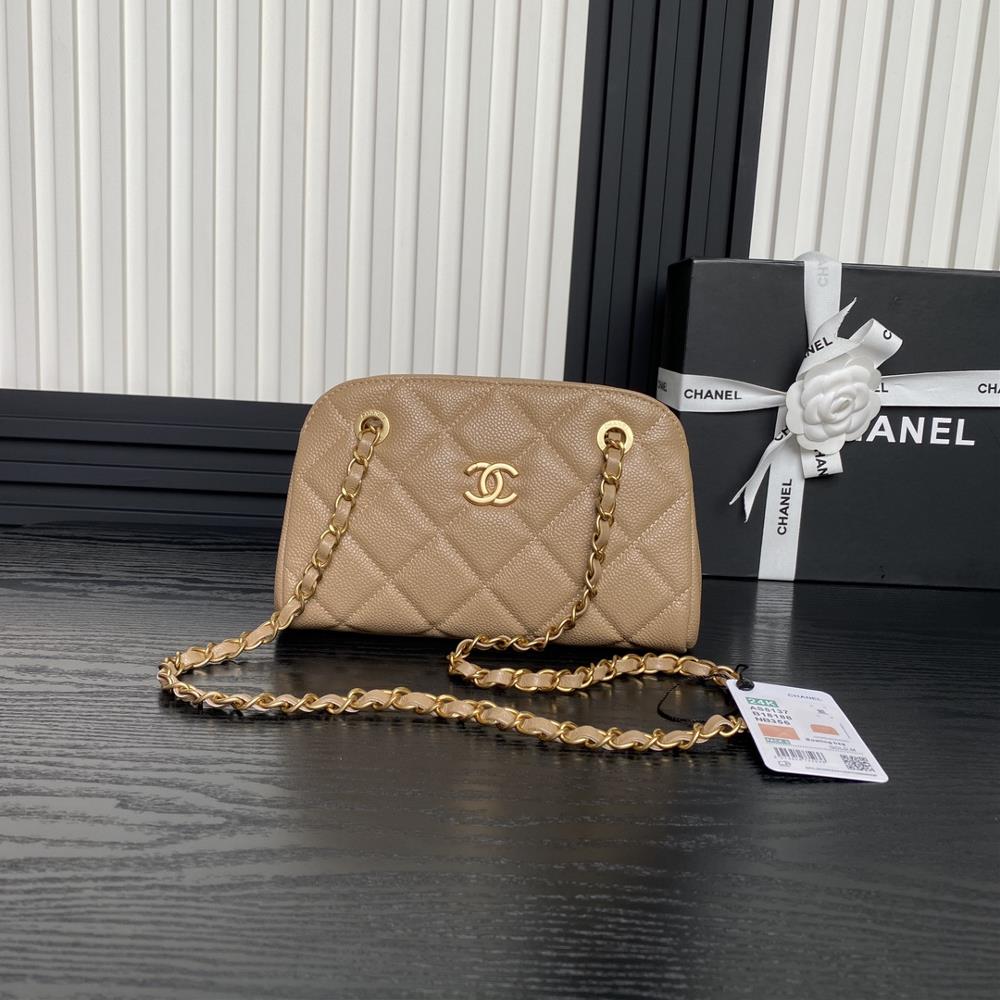 Chanel 24K bowling ball AS5137 lychee patterned calf leather design is simply too beautifulDelicate leatherThe compact bag adds a luxurious aura to it