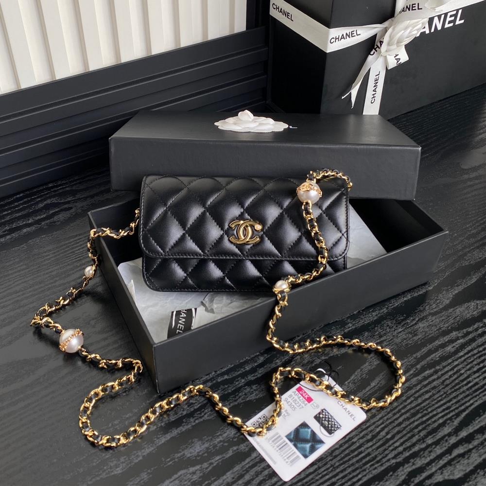 The Chanel 24K Organ Pack Pearl AP4284 is super luxurious made of highquality sheepskin material with excellent glossiness and hand feel Whats eve