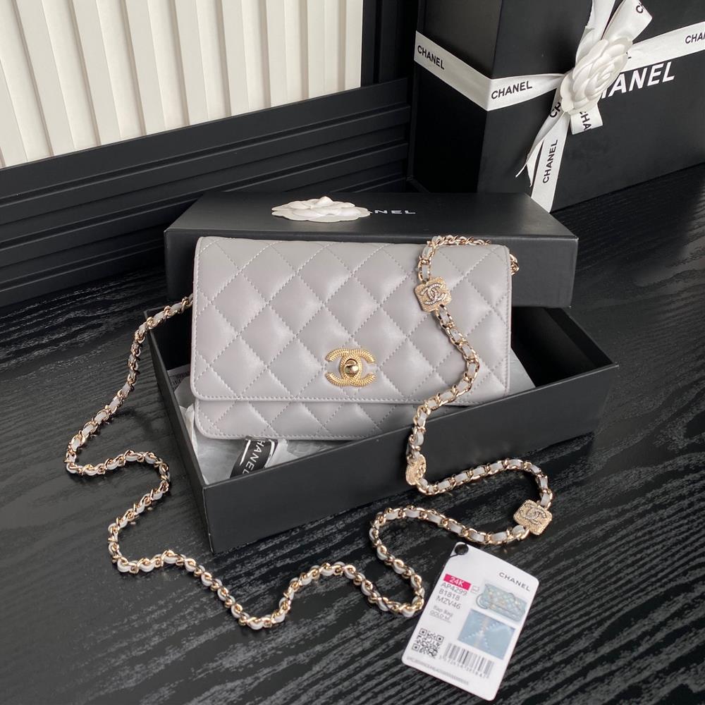 Chanel 24K AP4299 embossed rhinestone chain woc is super luxurious made of highquality sheepskin material with excellent glossiness and hand feel W