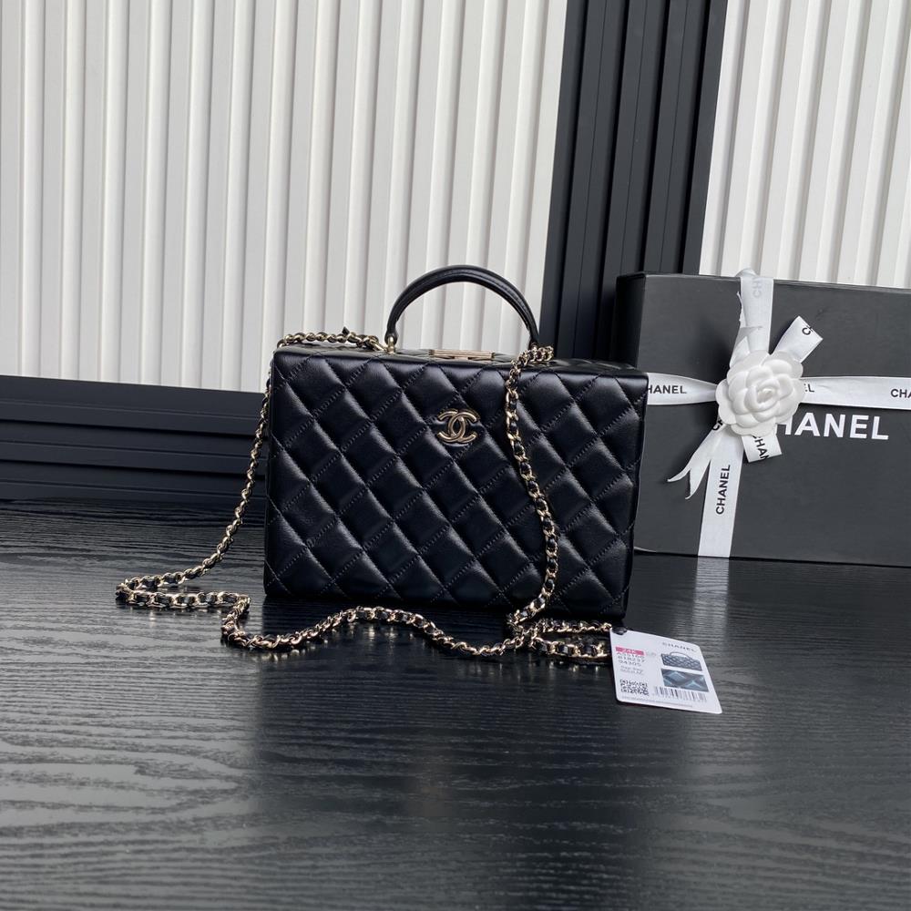 The Chanel 24k Makeup Bag AS5168 exudes a sense of luxury practicality and fashion Its a classic combination of light gold chain and sheepskin dou