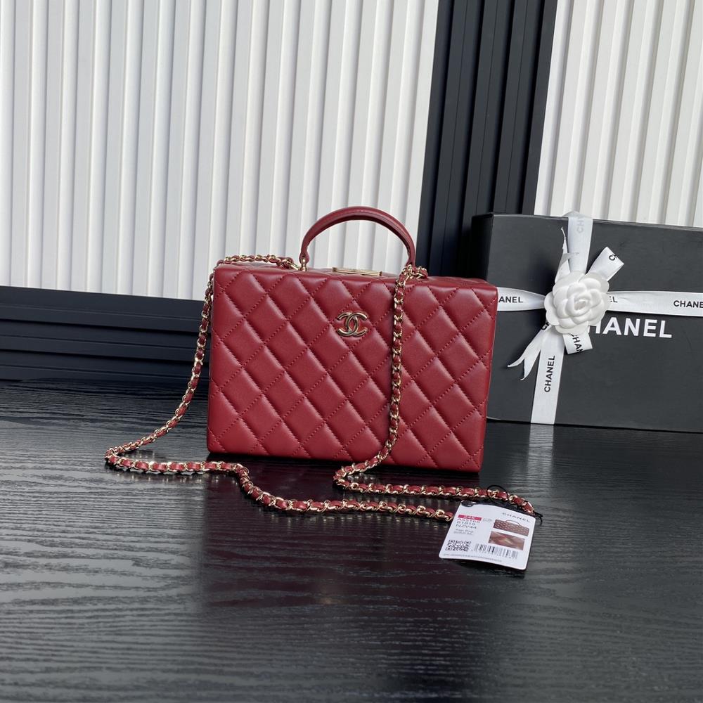 The Chanel 24k Makeup Bag AS5168 exudes a sense of luxury practicality and fashion Its a classic combination of light gold chain and sheepskin dou