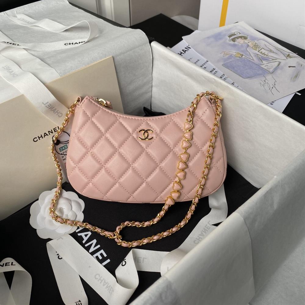 CHANEL 24p 3786 Enamel Buckle Hobo Love Chain BagHobo is really beautiful another big hit The counter is full of retro leather chains with hearts I