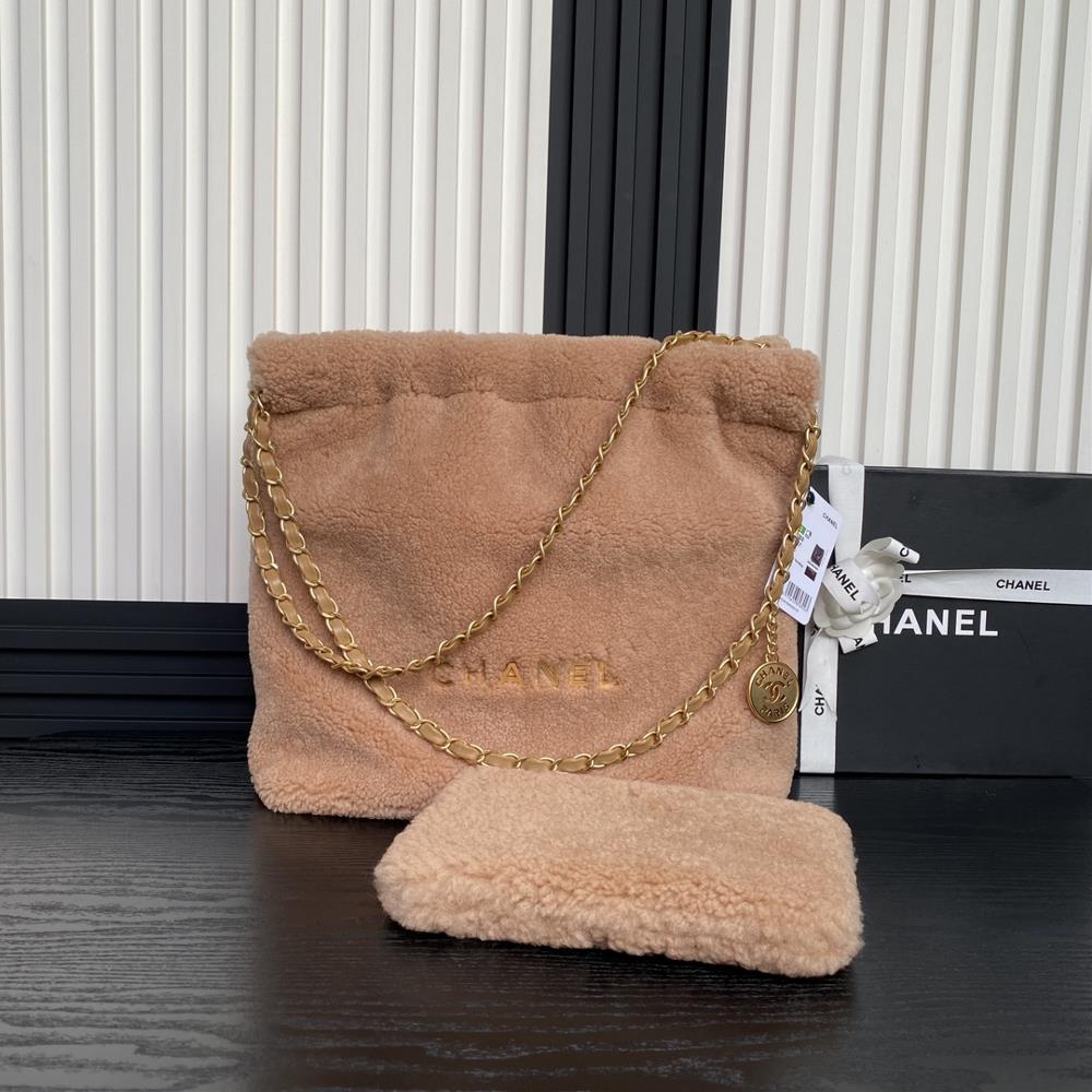 The Chanel 24K bag AS3260 winter plush is as warm and cute as a teddy bear and the furry bag will become your best partner for fashion and retro Fas