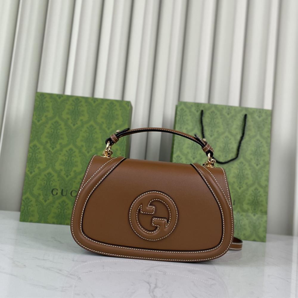 The Gucci Blondie series small handbag is adorned with the brands classic logo which first appeared in the early 1970s It cleverly combines heritag