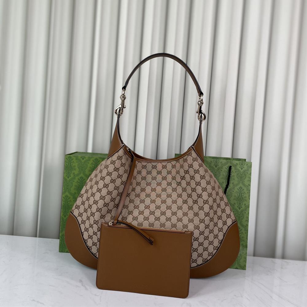 The Gucci Body double lock handbag series is inspired by the collection design of the 1950s This mediumsized shoulder bag carries the essence of cla