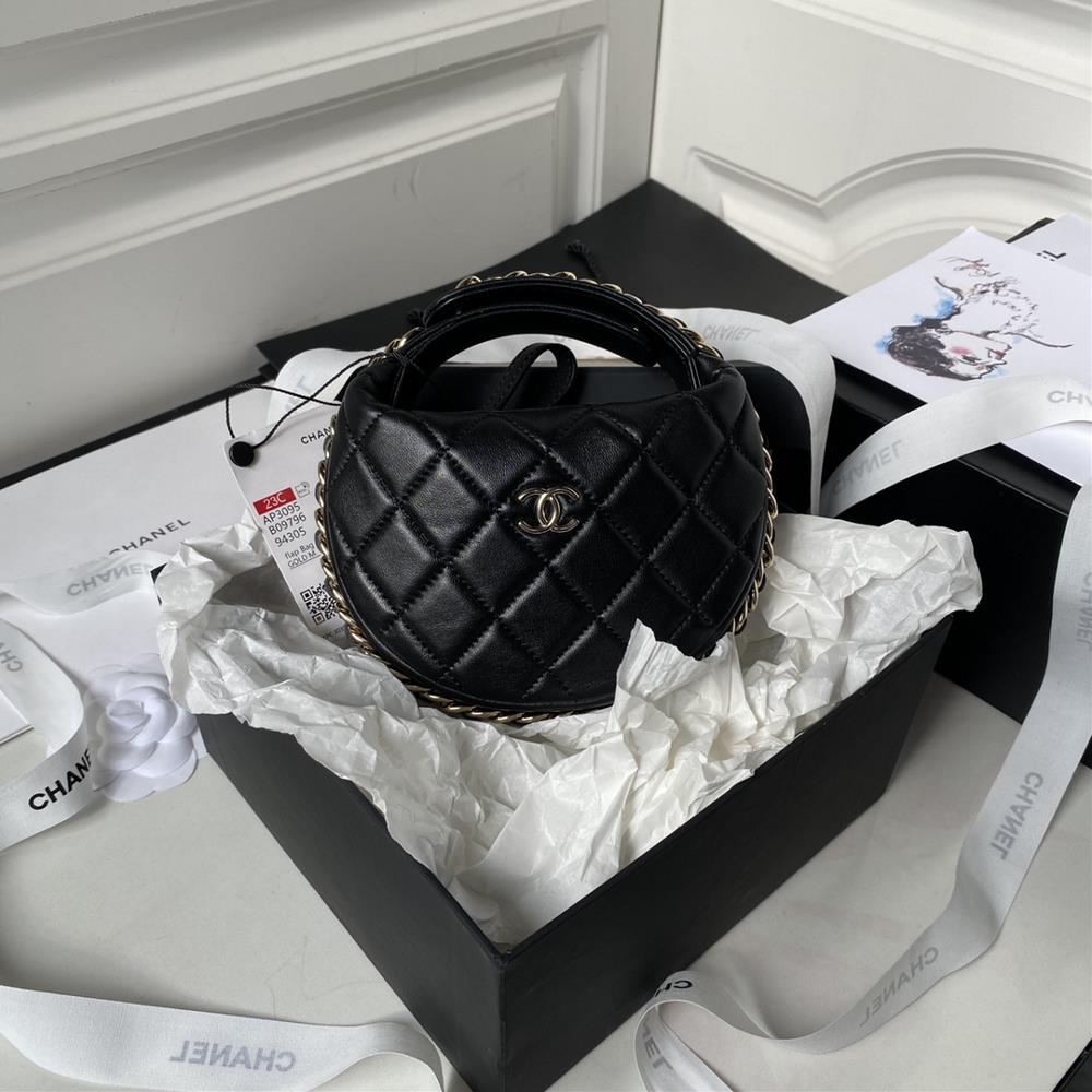 The Chanel 23K dinner bag AP3095 is made of sheepskin and gold metal with a cute and round silhouette Although it cannot be carried on the shoulder