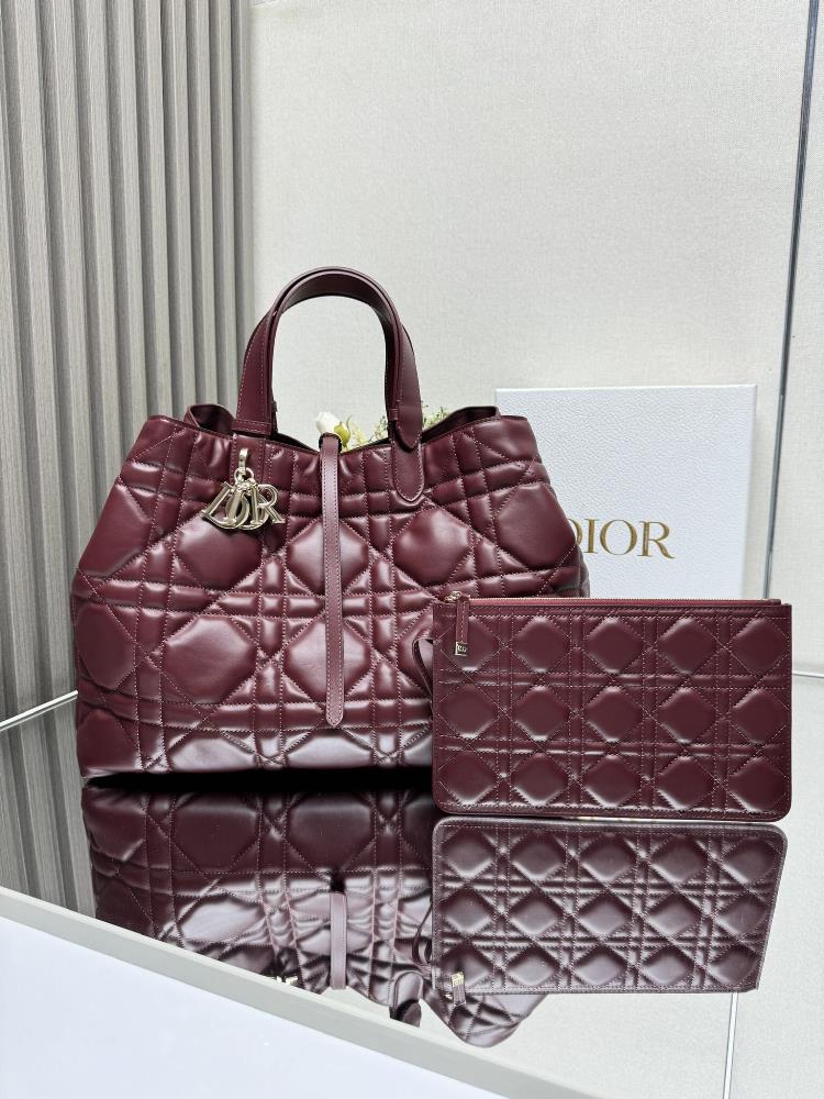 DIOR TOUJOURS handbag wine red large sizeThis Dior Toujours handbag made a brilliant debut in the 2023 SpringSummer collection with a unique and pra