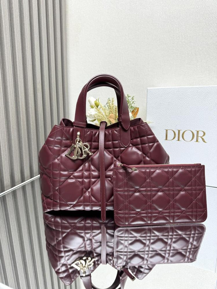 Dior Toujours handbag wine red mediumThis Dior Toujours handbag made a brilliant debut in the 2023 SpringSummer collection with a unique and practic